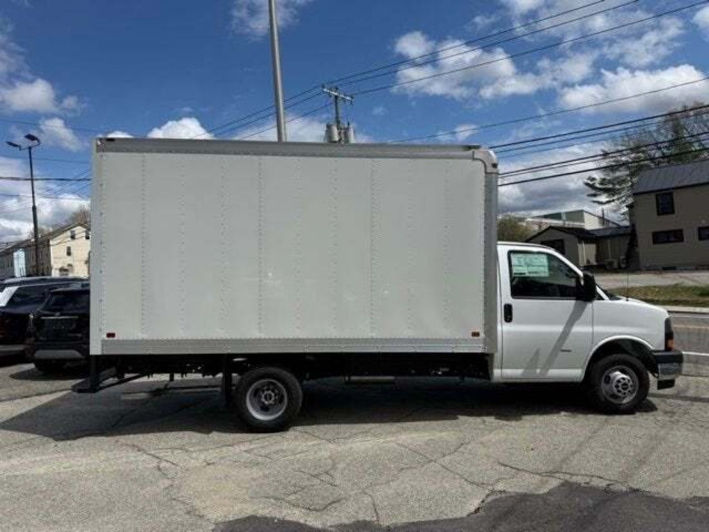 2026 GMC Savana Cutaway 3500 1WT